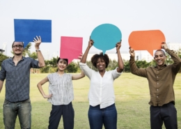 Gruppo di persone unite per migliorare le relazioni con l'educazione al dialogo