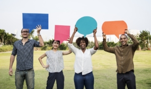 Gruppo di persone unite per migliorare le relazioni con l'educazione al dialogo