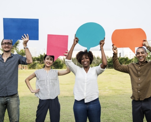 Gruppo di persone unite per migliorare le relazioni con l'educazione al dialogo